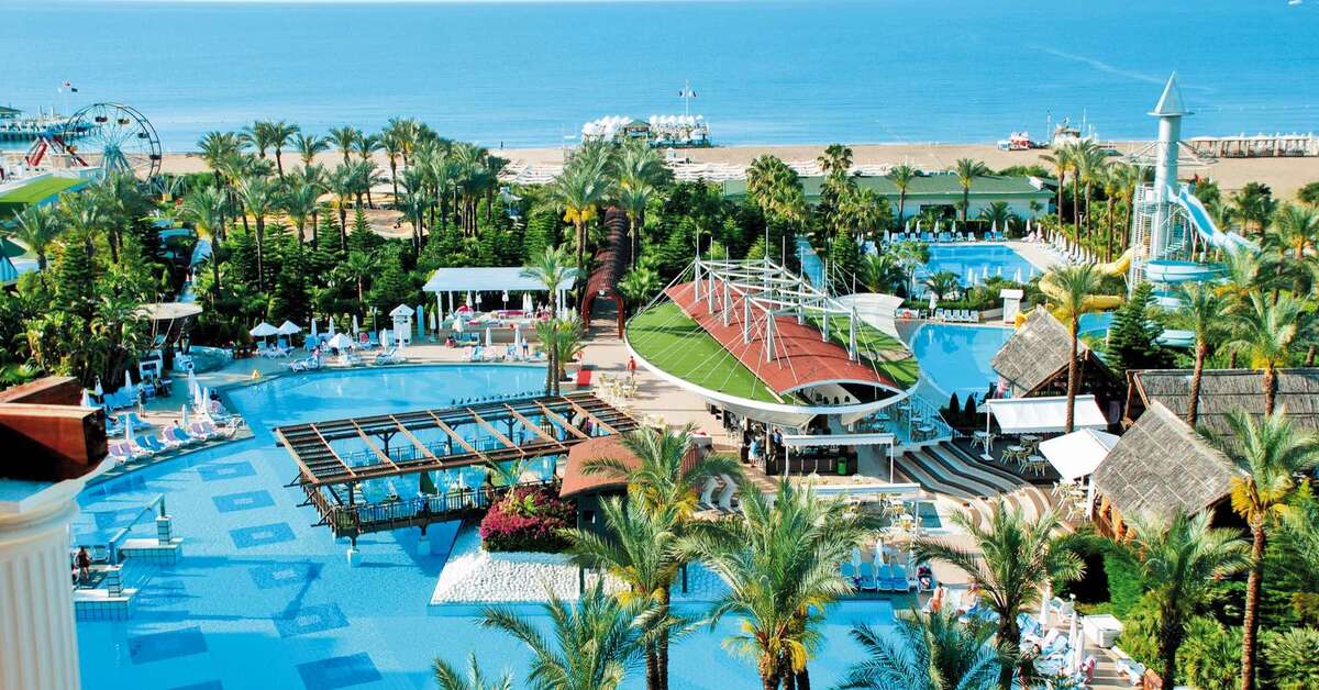 Een foto van het zwembad bij Delphin Diva Premiere Hotel