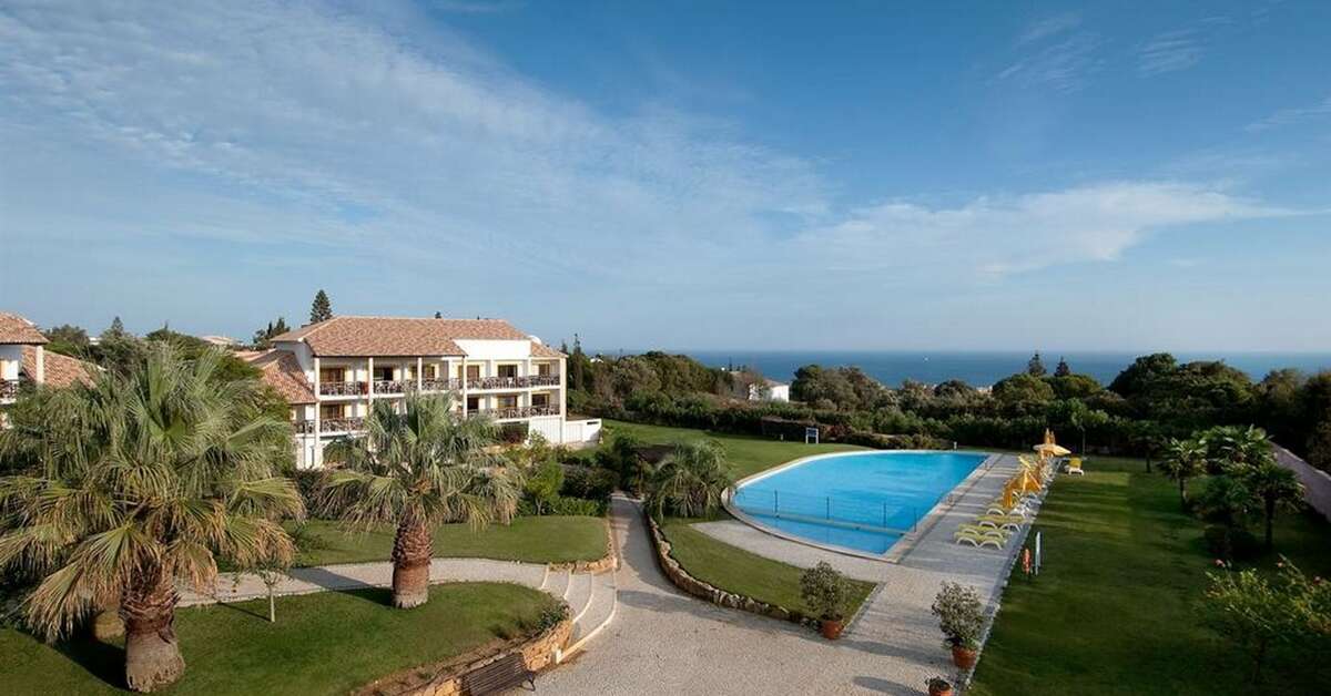 Een foto van het zwembad bij Luzmar Villas