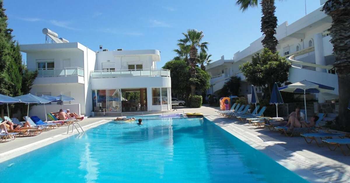 Ein Foto vom Pool im Paleos Family Apartments
