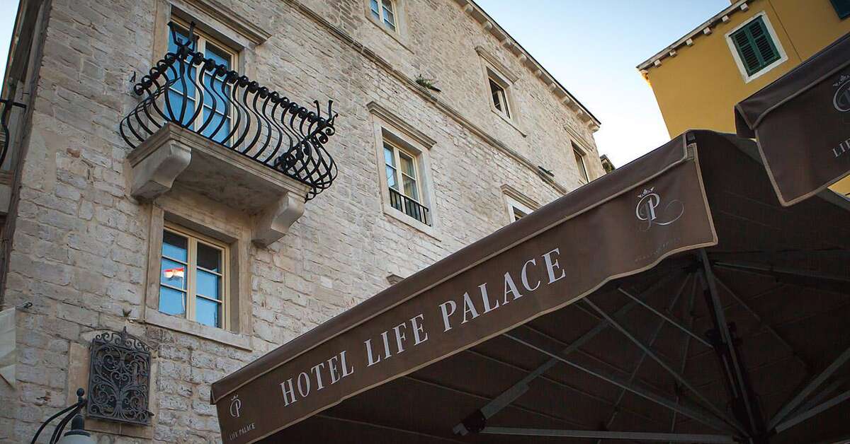 Een foto van de buitenkant van Life Palace Heritage Hotel