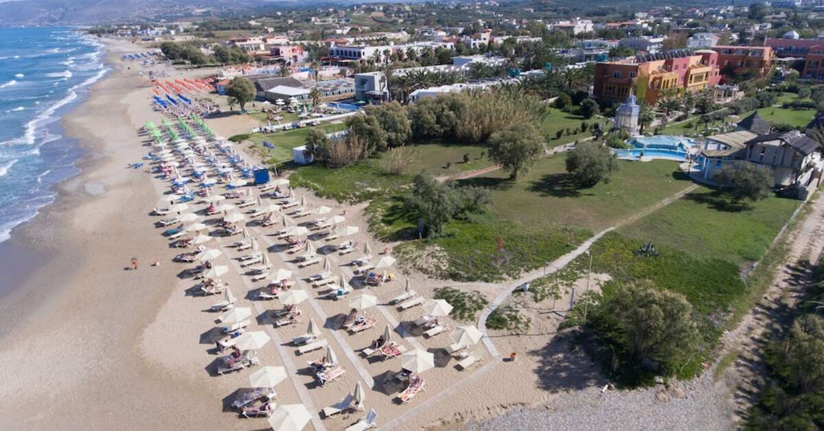 Ein Foto vom Strand beim Orpheas Resort