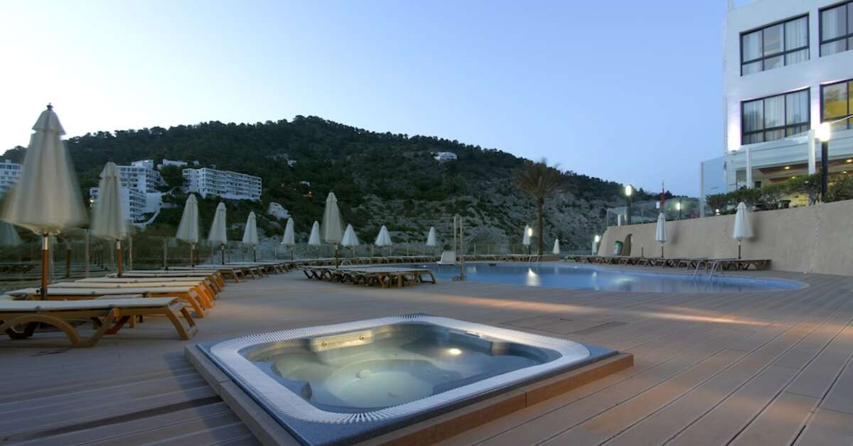 Een foto van het zwembad bij Palladium Hotel Cala Llonga
