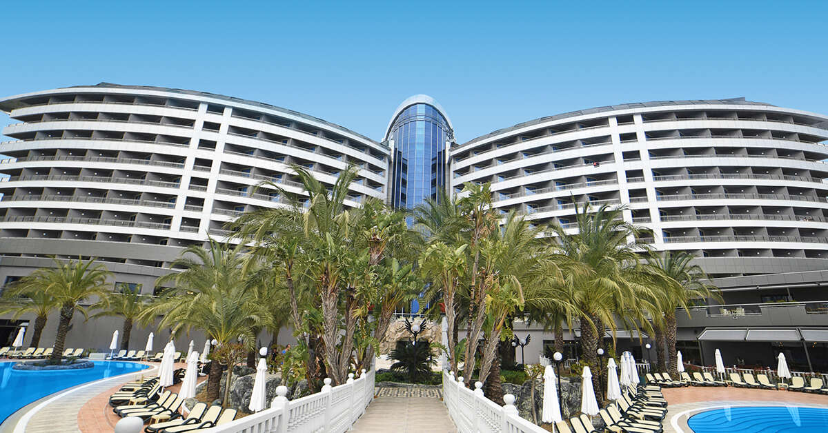 Een foto van de buitenkant van Royal Wings Hotel