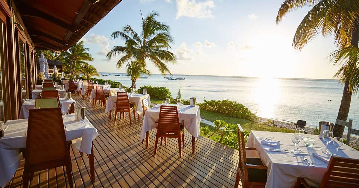 Een foto van het terras bij LUX Le Morne