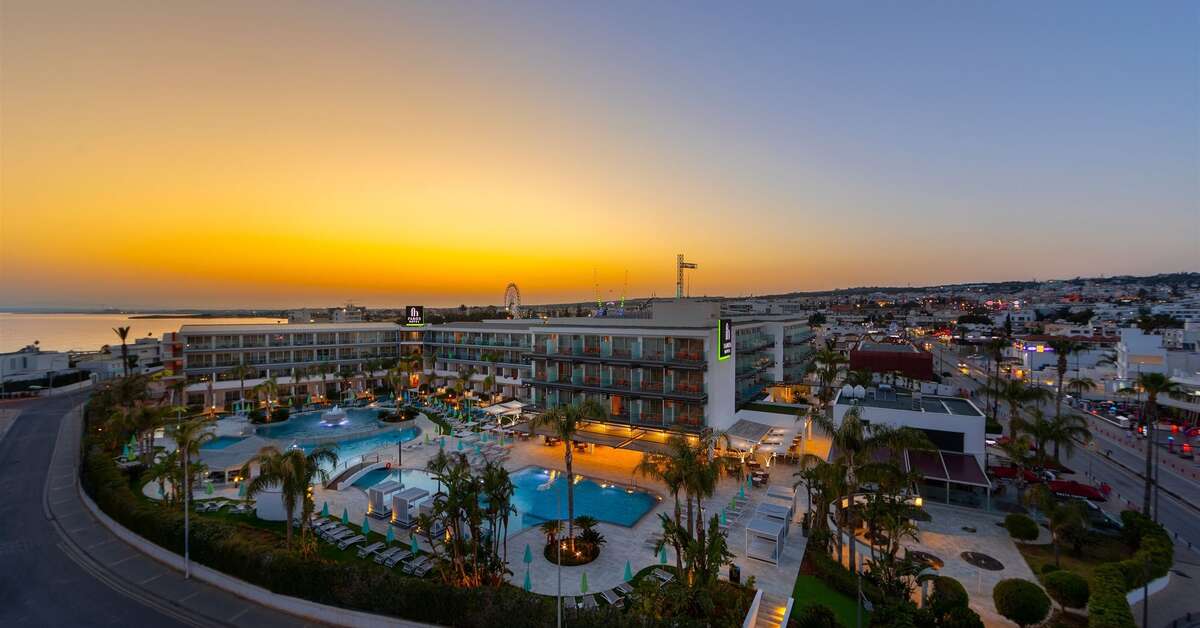 Een foto van het zwembad bij Faros Hotel