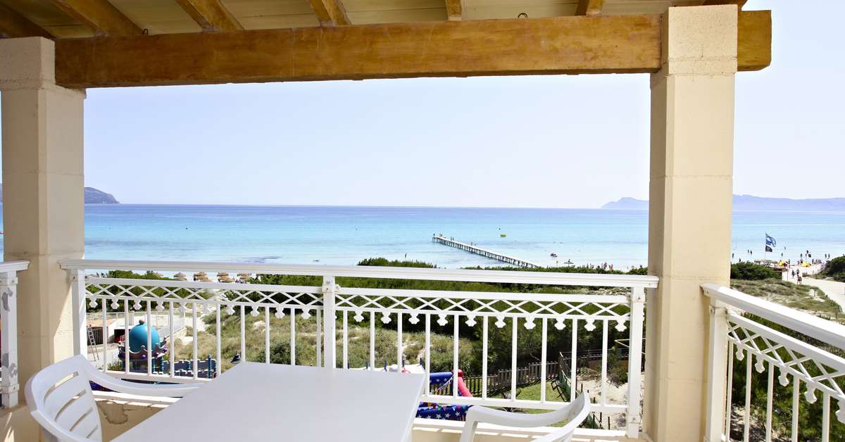 Een foto van het terras bij Hotel Zafiro Bahia