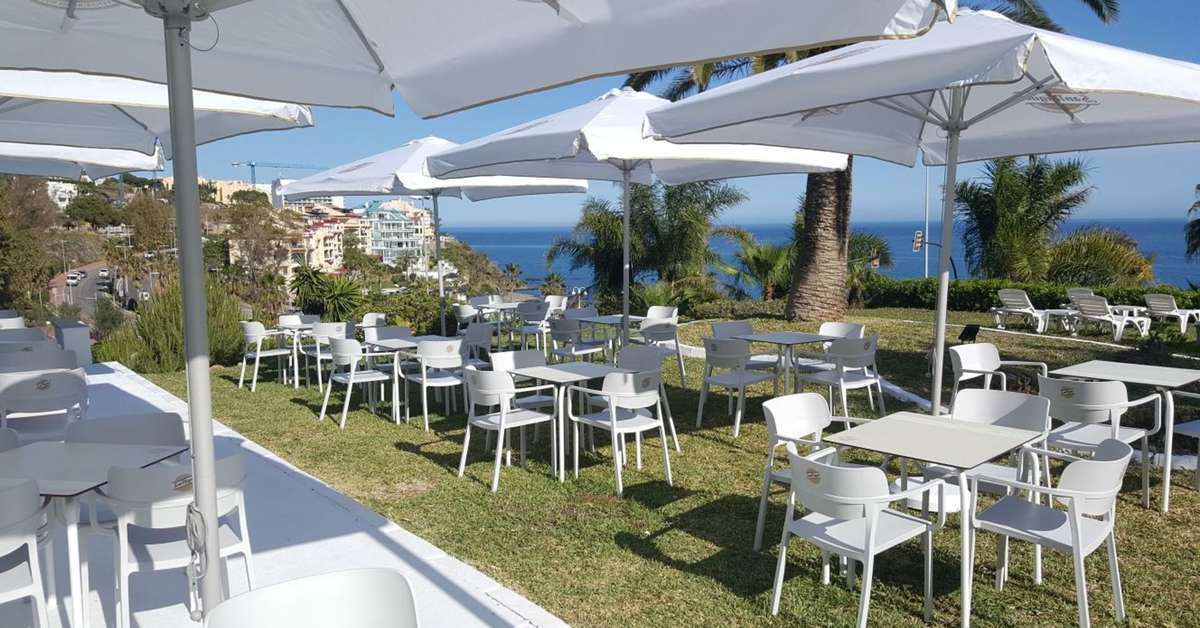 Een foto van het terras bij First Flatotel International