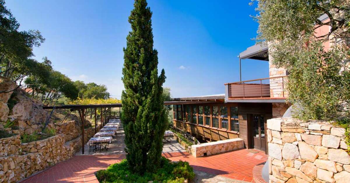 Een foto van het terras bij Kallisti Hotel