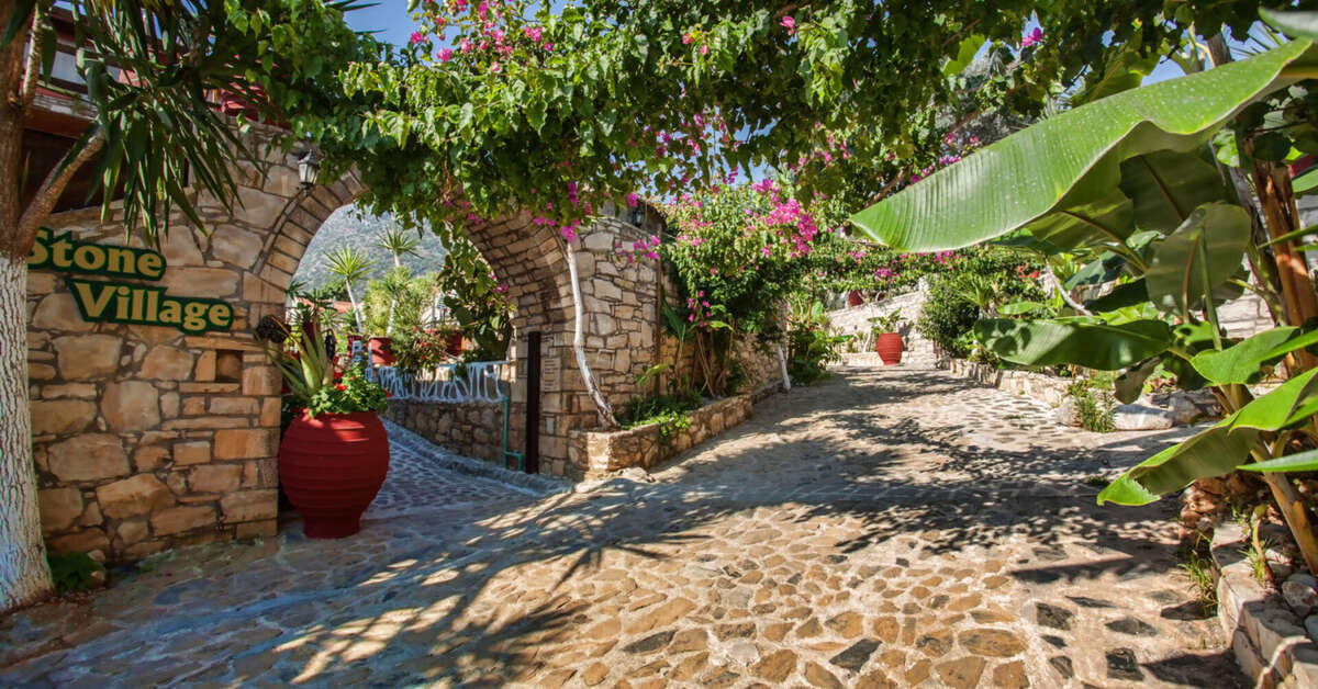 Ein Foto von der Außenansicht des Stone Village Petrino Horio