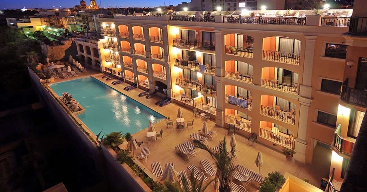 Een foto van het zwembad bij Hotel Grand