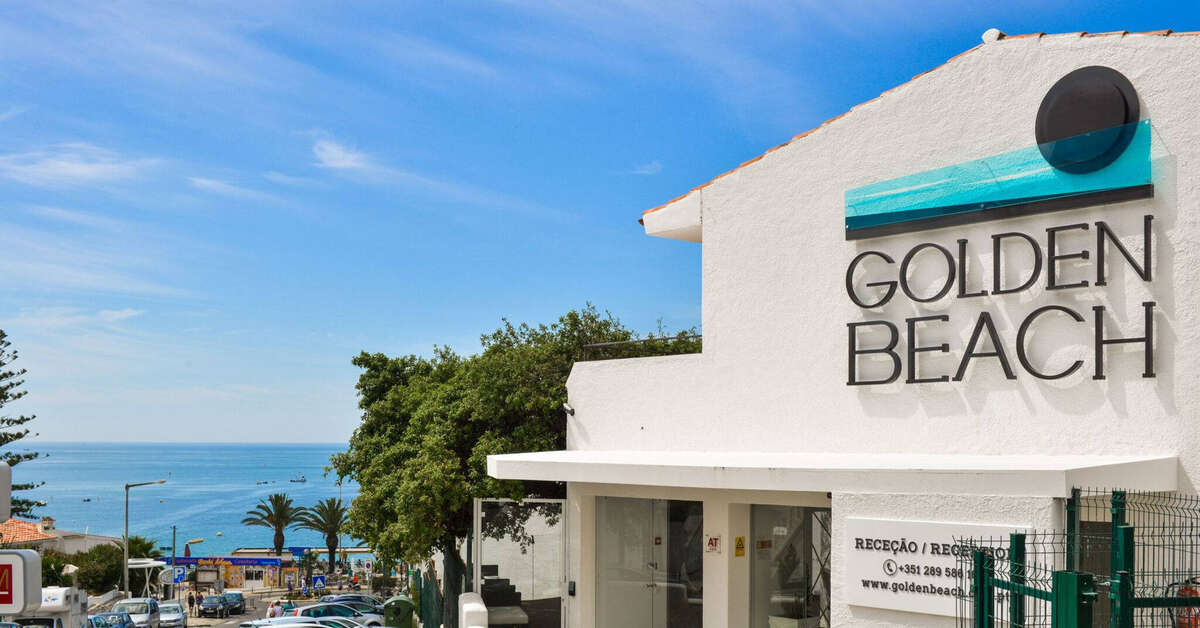 Een foto van de buitenkant van 3HB Golden Beach Appartementen
