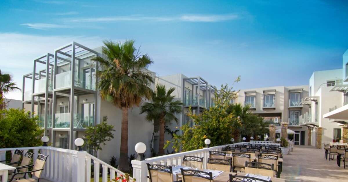 Een foto van het terras bij Charm Beach