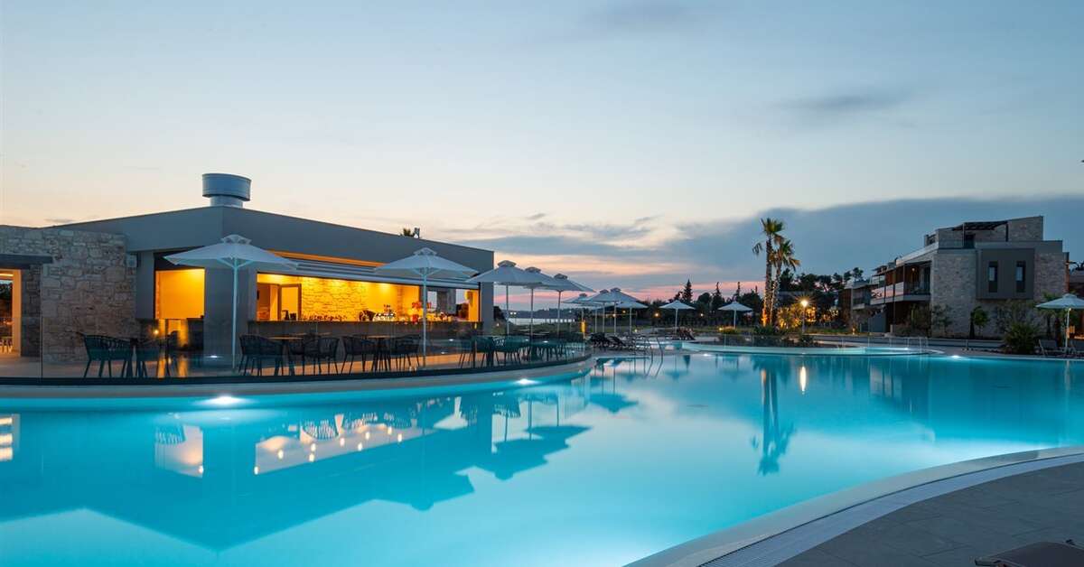 Een foto van het zwembad bij Portes Lithos Luxury Resort