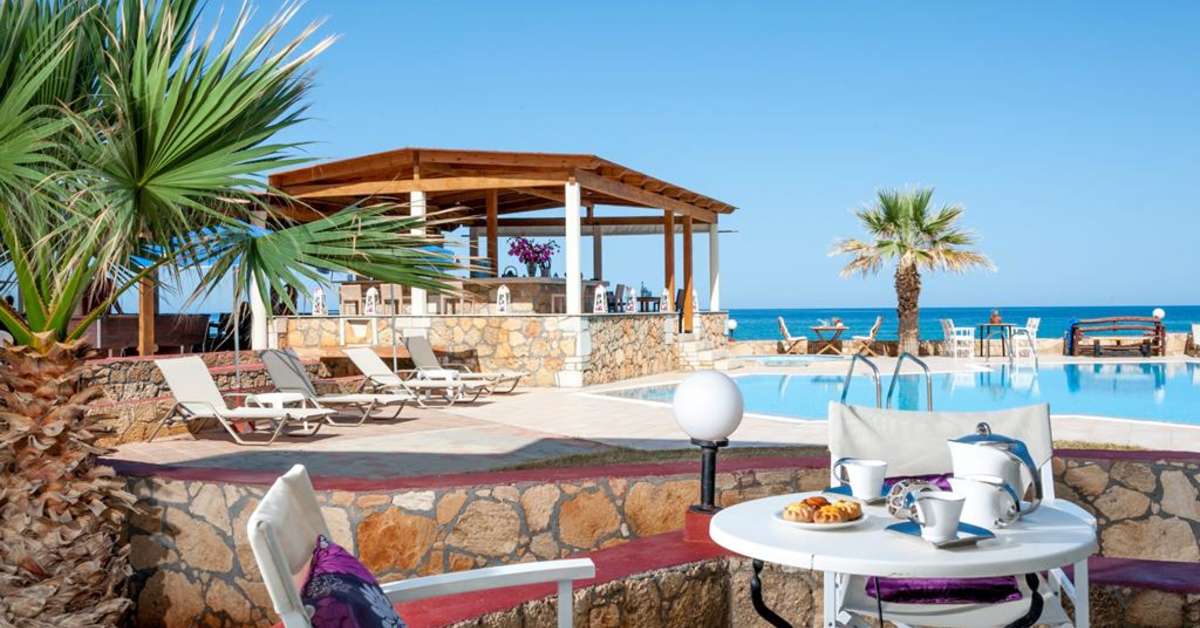 Een foto van het terras bij Laplaya Hotel