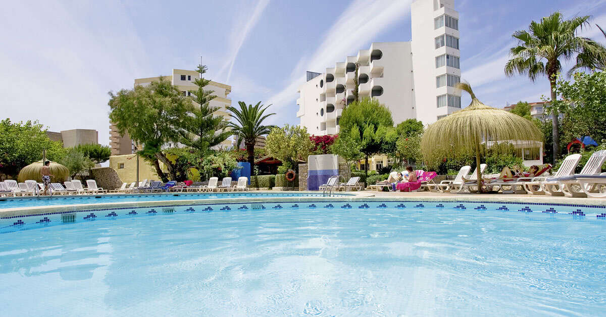 Ein Foto vom Pool im BG Pamplona Hotel