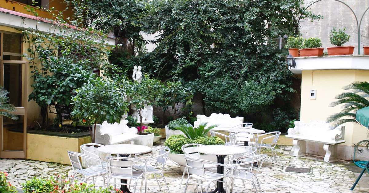 Een foto van het terras bij Hotel Edera