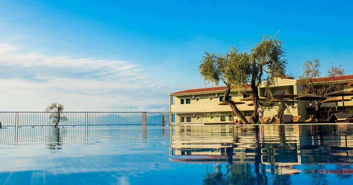 Een foto van het zwembad bij Aparthotel Robolla Beach