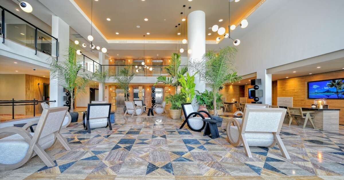 Een foto van het interieur van H10 Costa Mogan