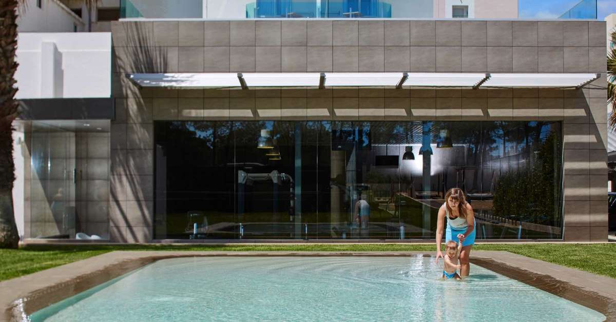 Een foto van het zwembad bij Hotel Alcazar