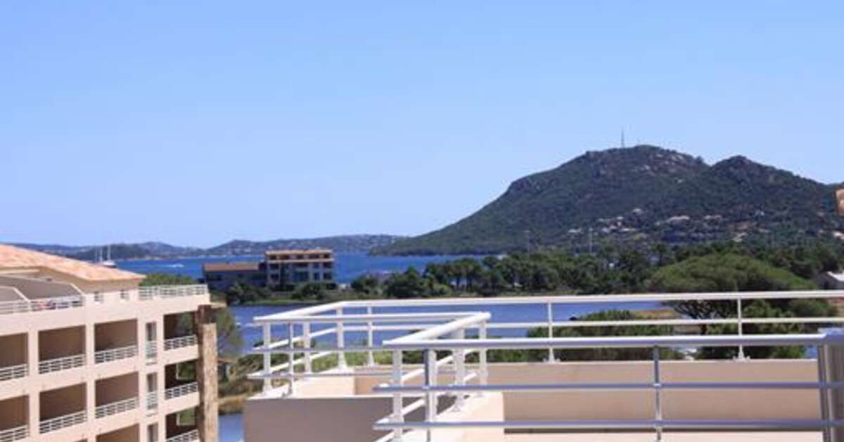 Een foto van de buitenkant van Residence Salina Bay