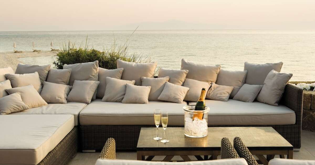 Een foto van het terras bij Sani Beach Club