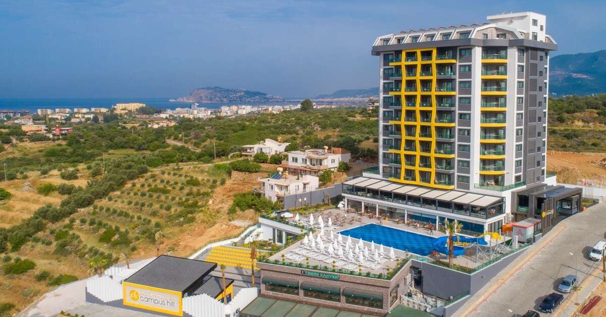 Een foto van het zwembad bij Campus Hill Hotel