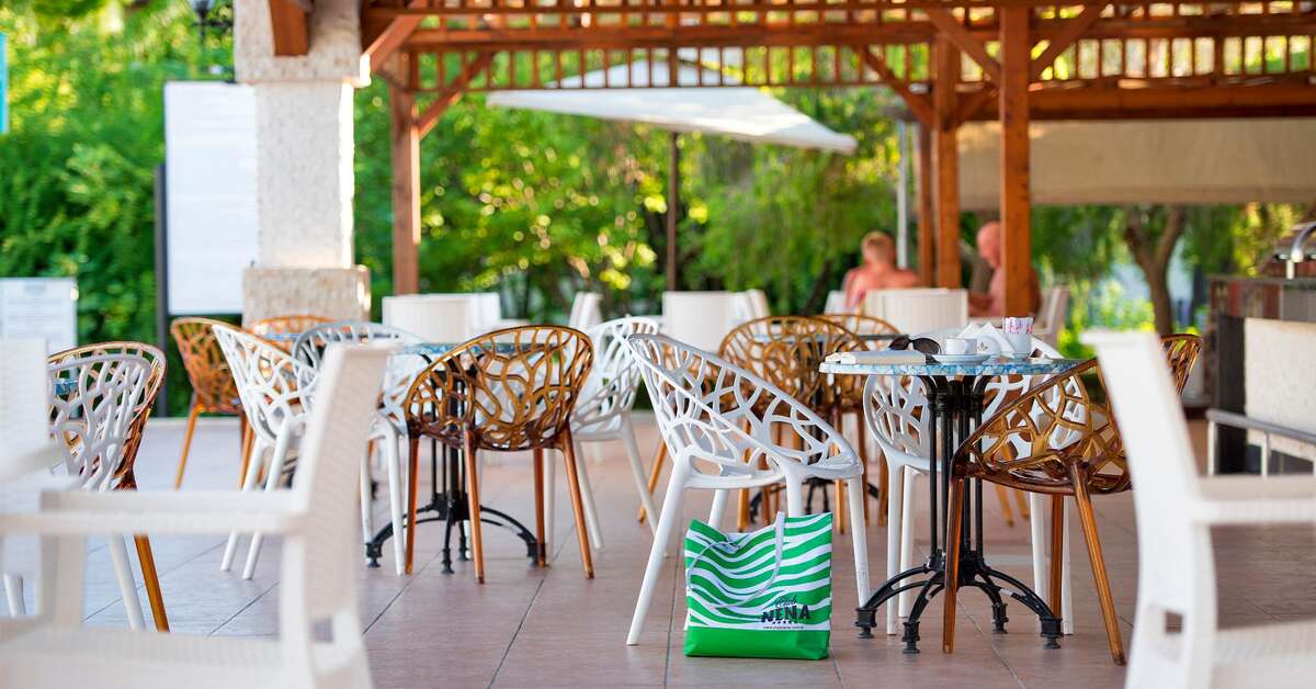 Een foto van het terras bij Club Nena