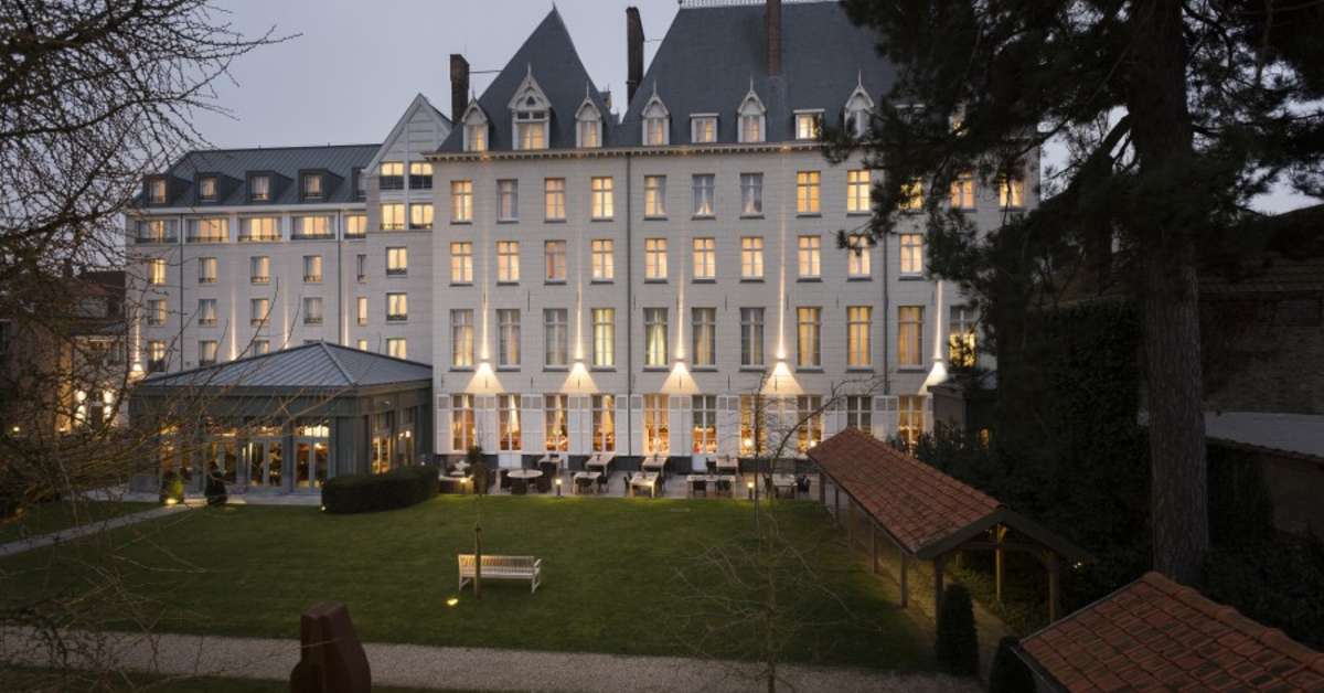 Een foto van de buitenkant van Dukes' Palace