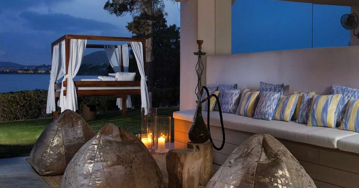 Een foto van het terras bij ME Ibiza