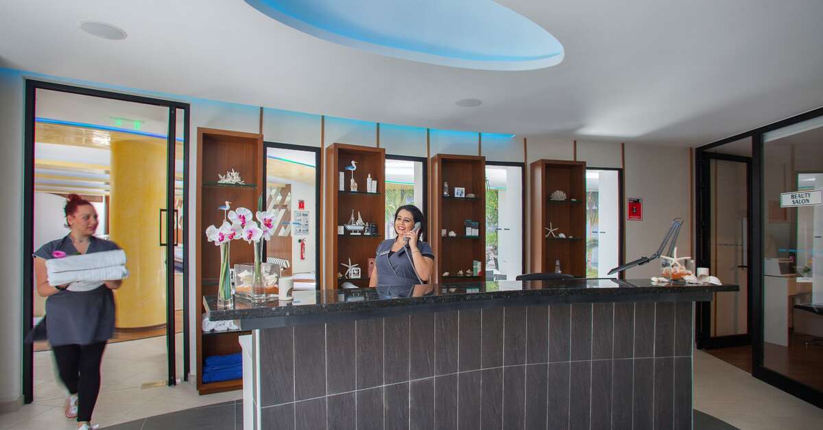 Een foto van het interieur van Cavo Maris Beach Hotel