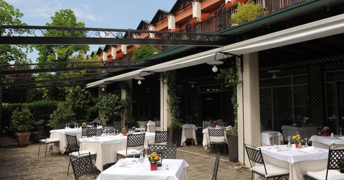 Een foto van het terras bij Iseolago Hotel