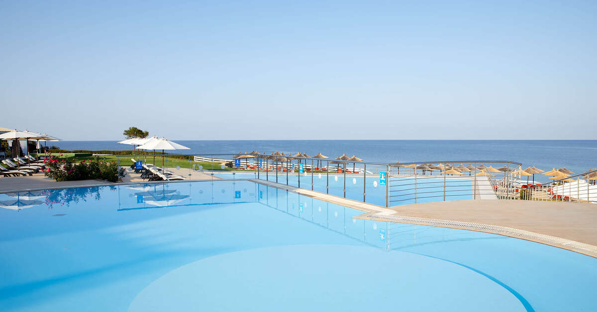 Een foto van het zwembad bij Istion Club & Spa