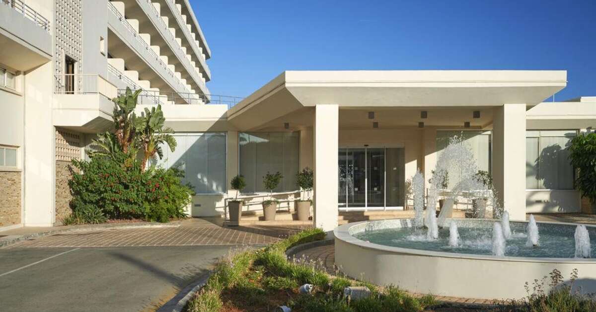 Een foto van de buitenkant van Capo Bay Hotel