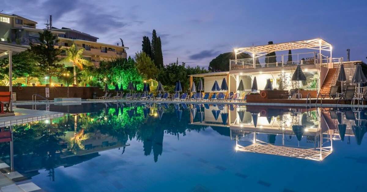 Een foto van het zwembad bij Koukounaria Hotel & Suites
