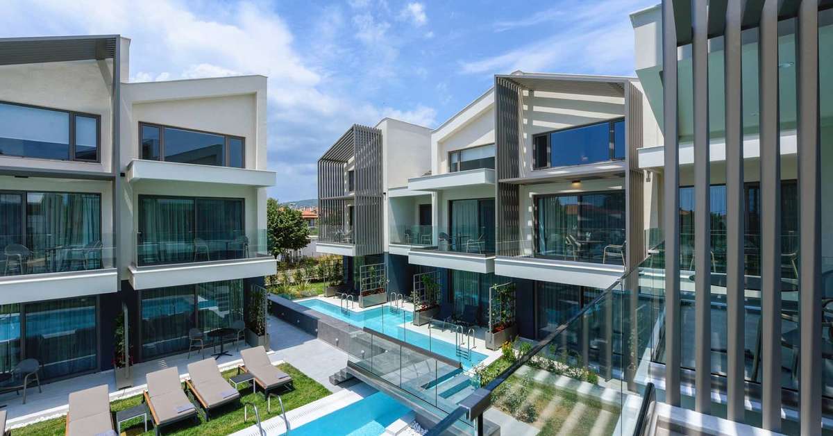 Een foto van het zwembad bij Serenity Suites