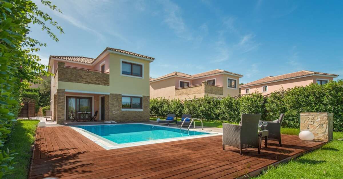 Een foto van het zwembad bij St. John Resort Villas & Suites