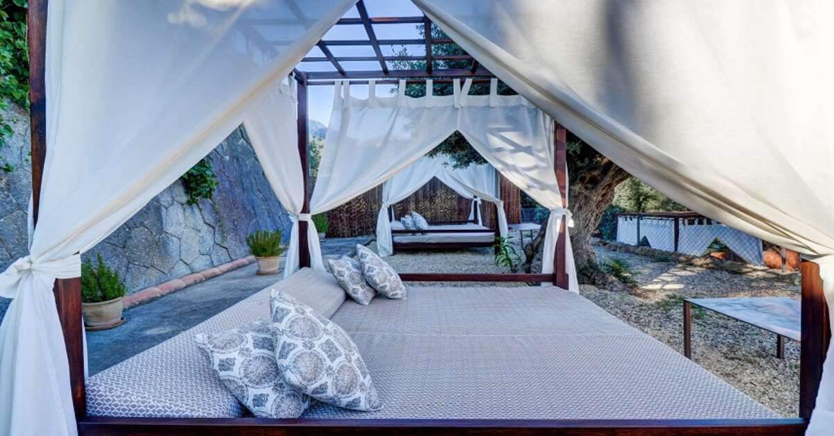 Een foto van het terras bij Hotel Hoposa Costa D'Or