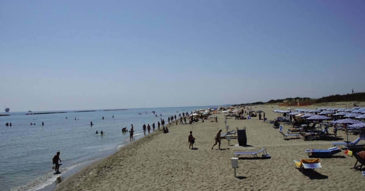Een foto van het strand bij Long Beach Village