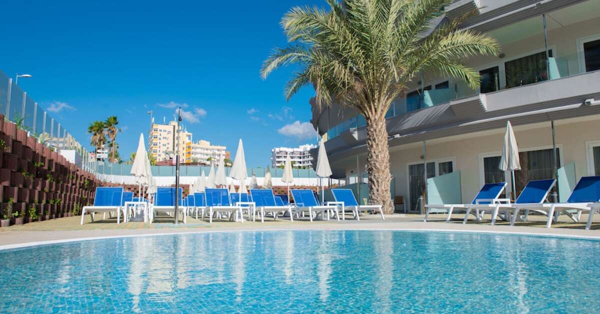Een foto van het zwembad bij HL Suitehotel Playa del Ingles