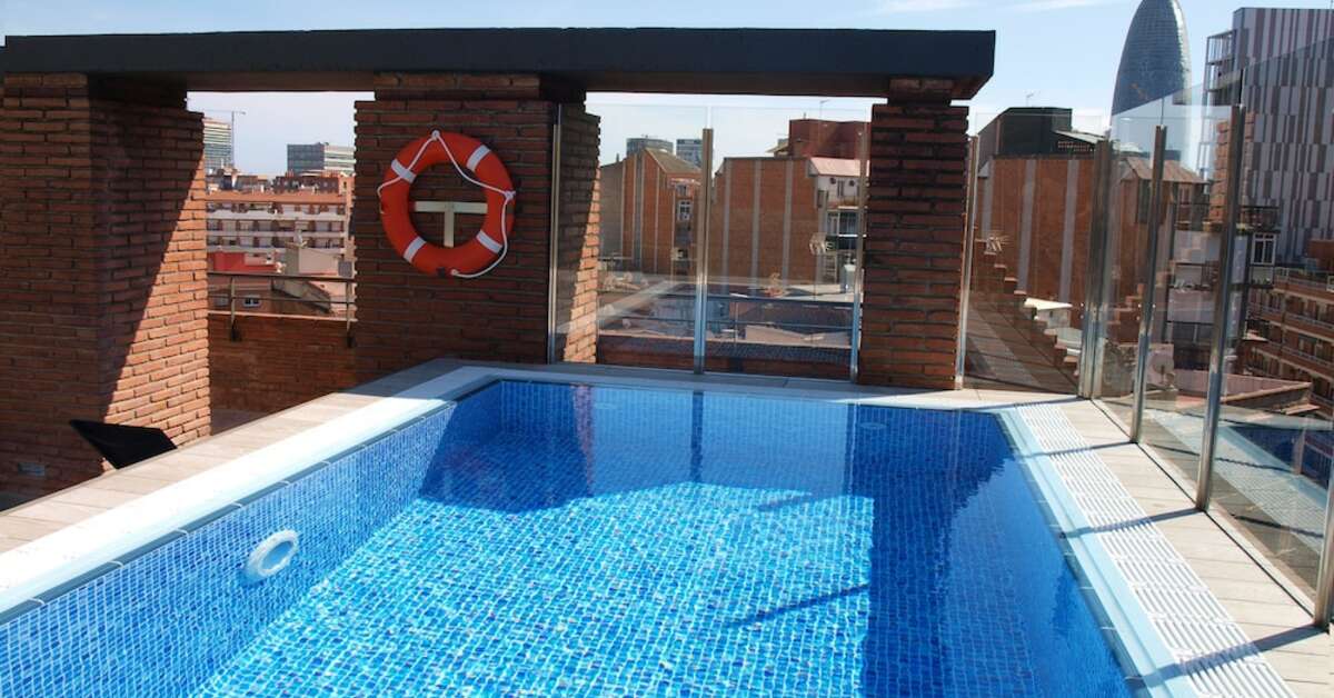 Een foto van het zwembad bij Catalonia Albeniz