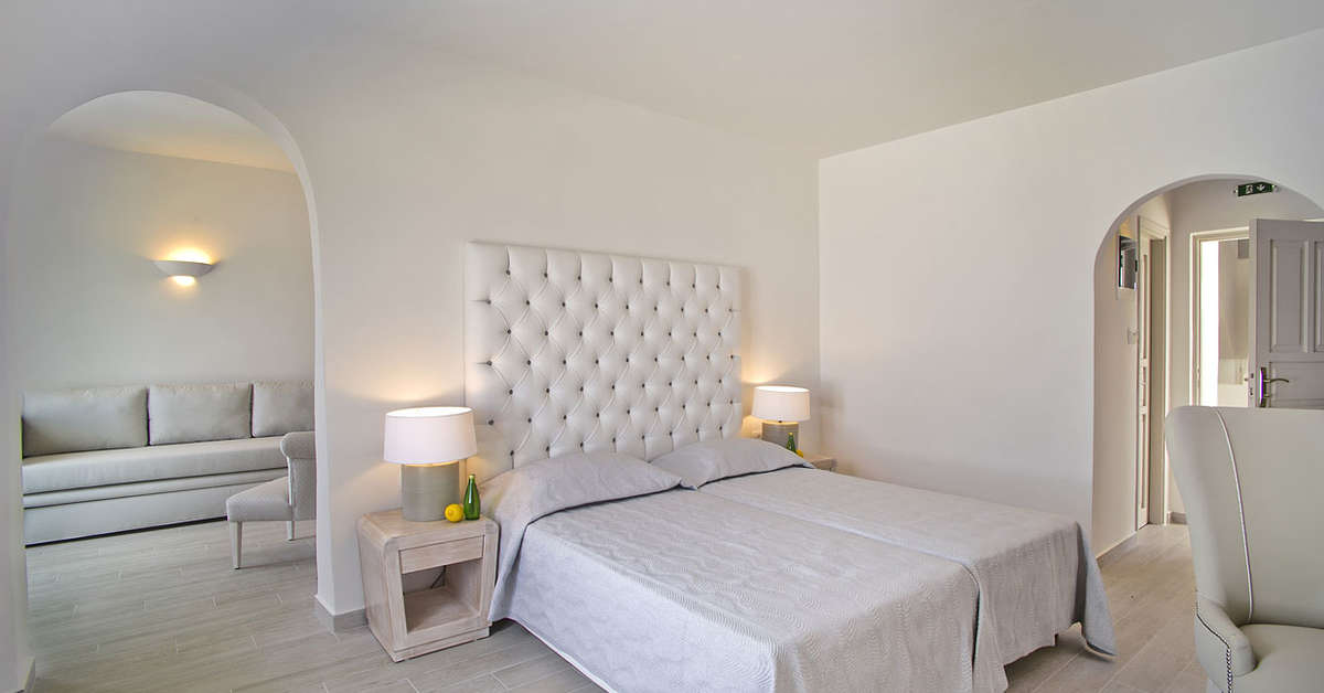 Een foto van het zwembad bij Santorini Palace Hotel