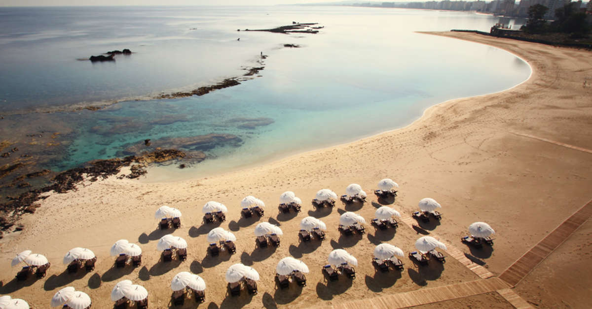 Een foto van het strand bij Arkin Palm Beach Hotel