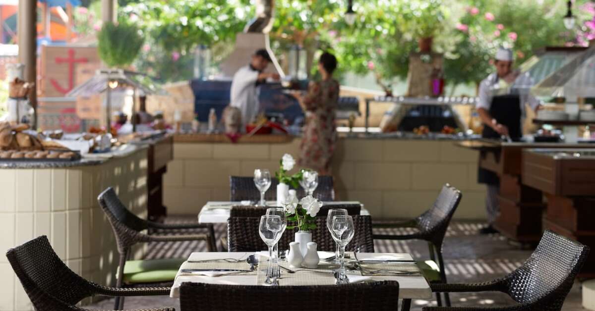 Een foto van het terras bij Atlantica Princess Hotel