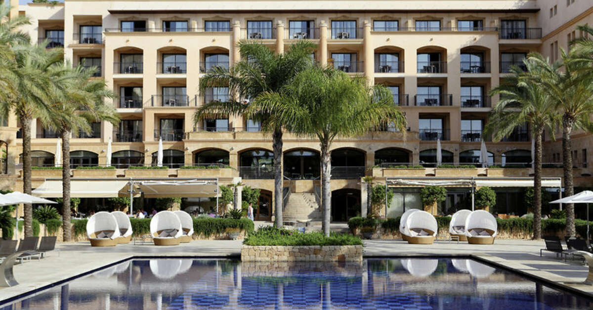 Een foto van het zwembad bij Insotel Fenicia Prestige Suites & Spa