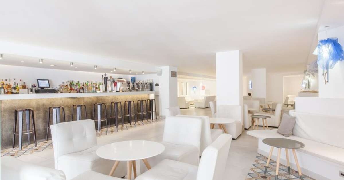 Ein Foto Fergus Style Cala Blanca Suites