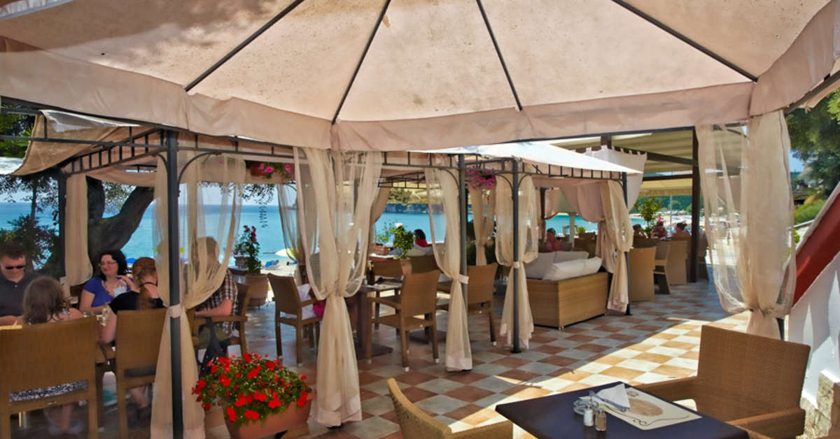 Een foto van het terras bij Hotel Valtos Beach