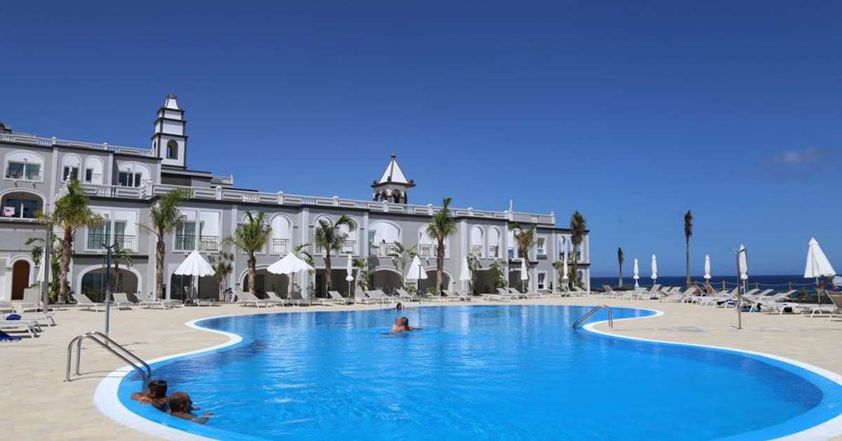 Een foto van het zwembad bij Royal Palm Resort & Spa