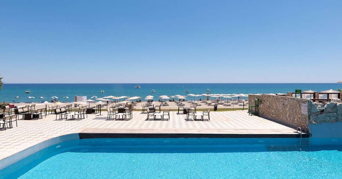Een foto van het terras bij Costa Lindia Beach Resort