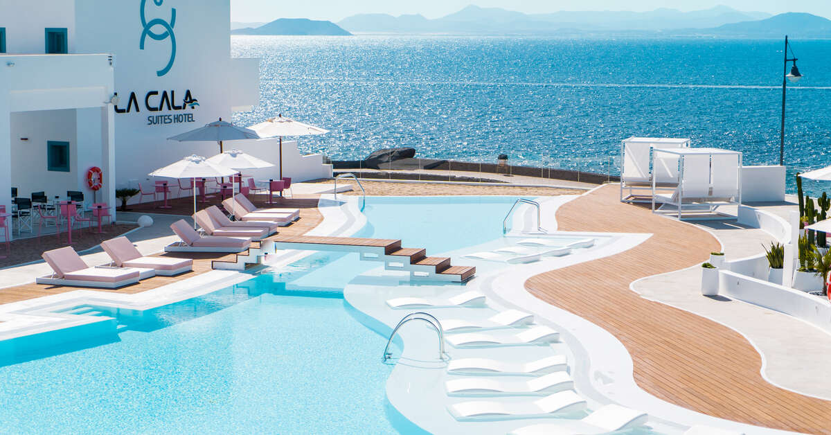 Een foto van het zwembad bij CalaLanzarote Suites Hotel