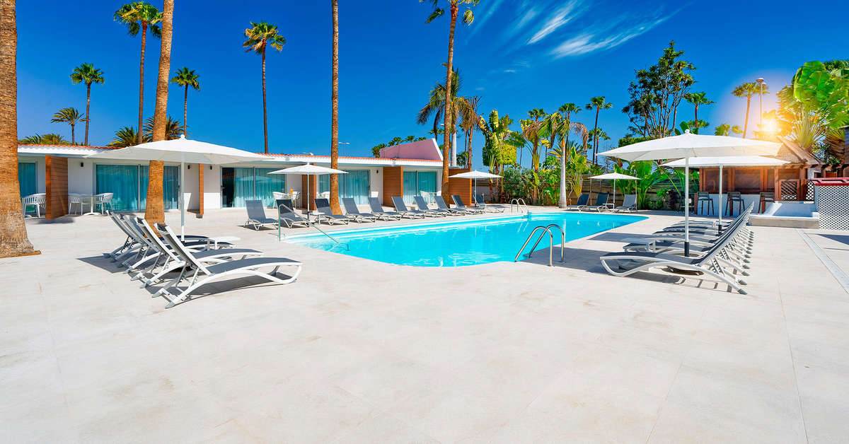 Een foto van het zwembad bij Sanom Beach Resort
